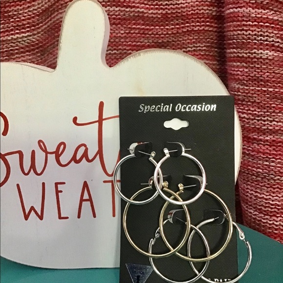 🎄Three pairs of hoops, two silver tone, 1 gold - Picture 3 of 11